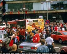 2002-06-22a_Busslink_5147_efter_matchen_Turkiet-Senegal_1-0_Sergels_torg_Stockholm