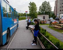 Vanta_pa_bussen_Vardshusvagen_Fittja_2009-09-03