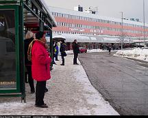 Vantar_pa_bussen_Fittja_centrum_2010-02-10