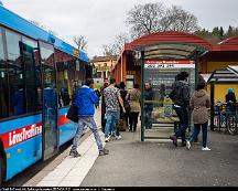 Sone_Trafik_167_med_folk_Karlskoga_busstation_2015-04-17-2