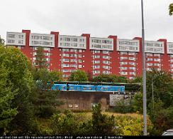 Tunnelbanan_med_C6H_sett_fran_Hallunda_centrum_2011-09-12